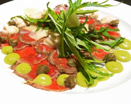 Carpaccio con mayonesa de datil y emulsion de arugula